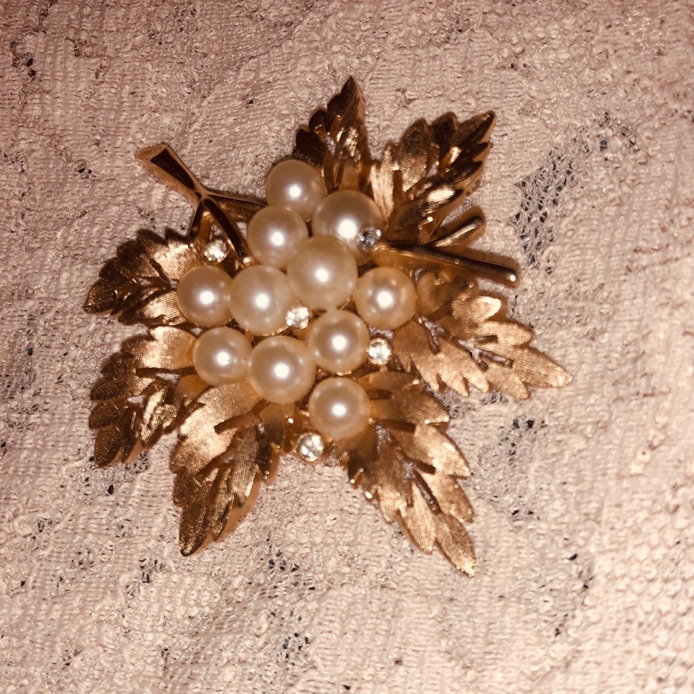 Vintage Crown Trifari Pearl/Gold Leaf Brooch Pin